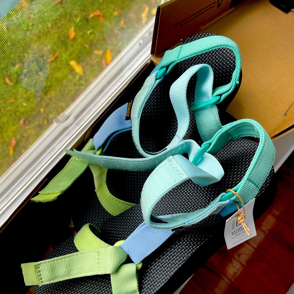 *NEVER WORN* Size 7 Teva Women's Midform Universal Colorblock Sandals